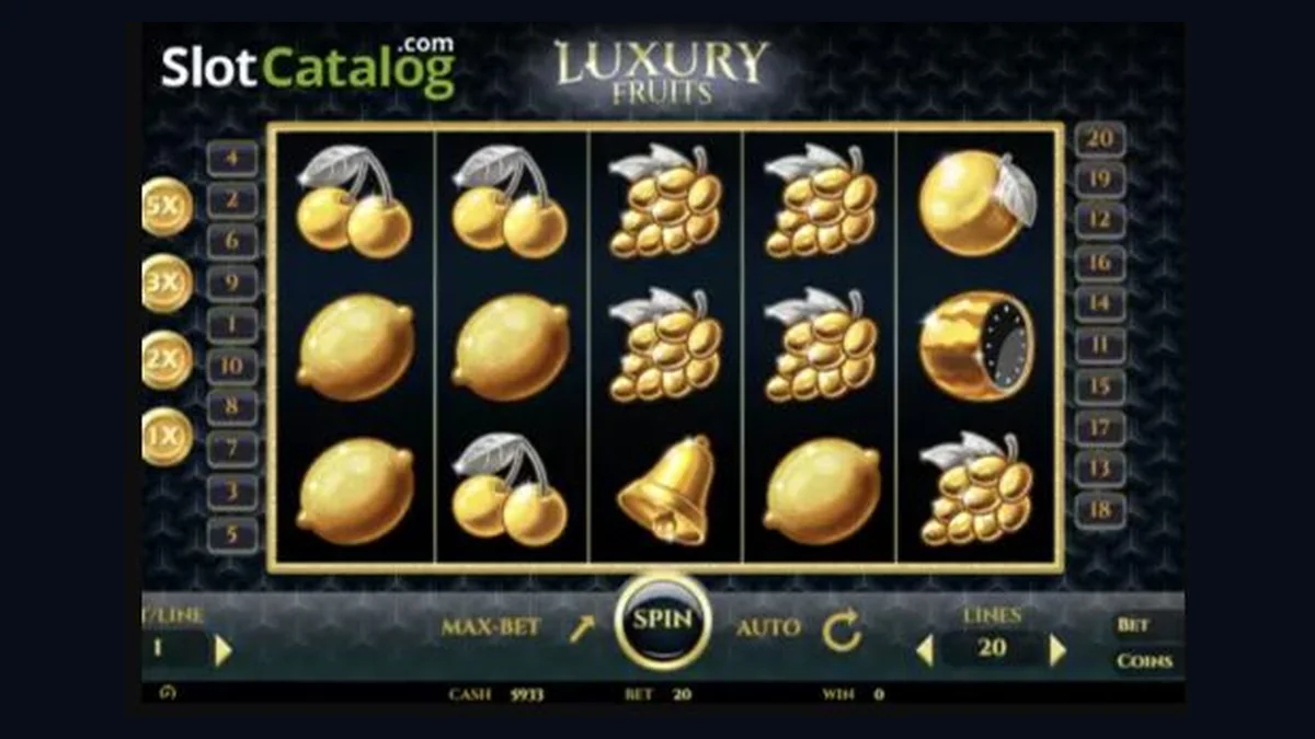 Luxury Fruits gameplay screenshot showing the reels and controls